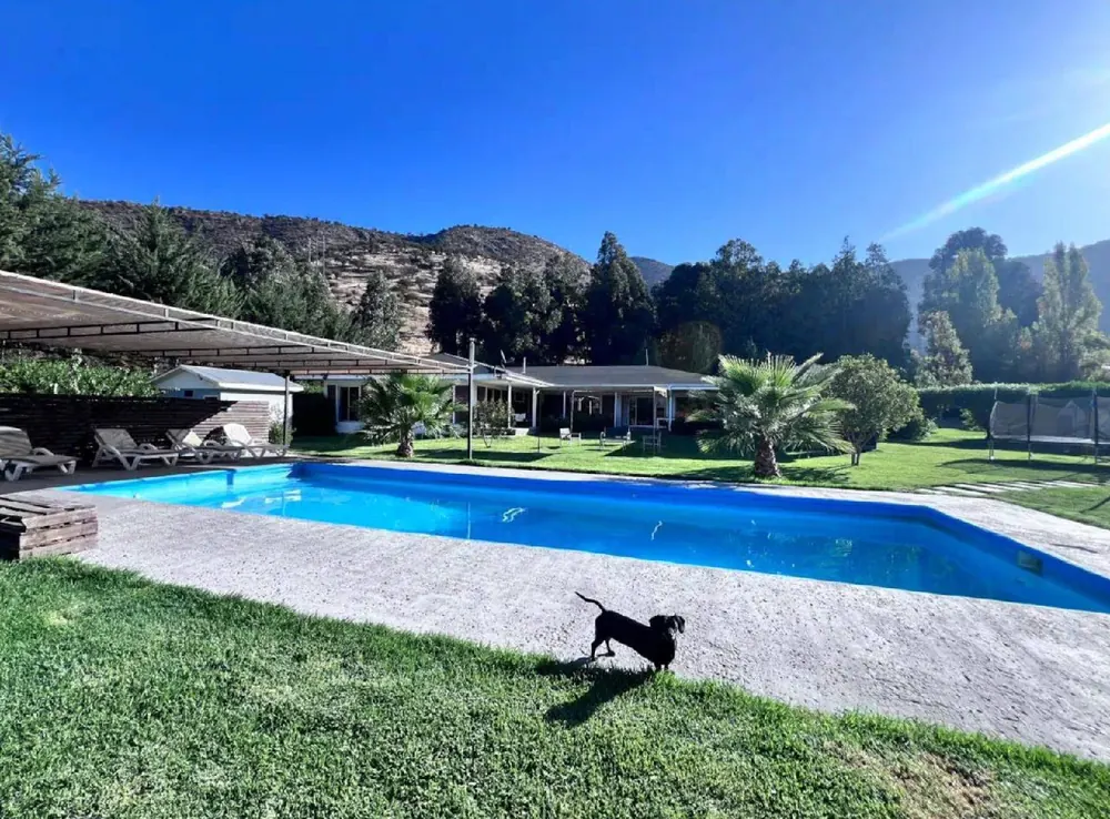 Piscina y jardín de la casa de NEXO Camp