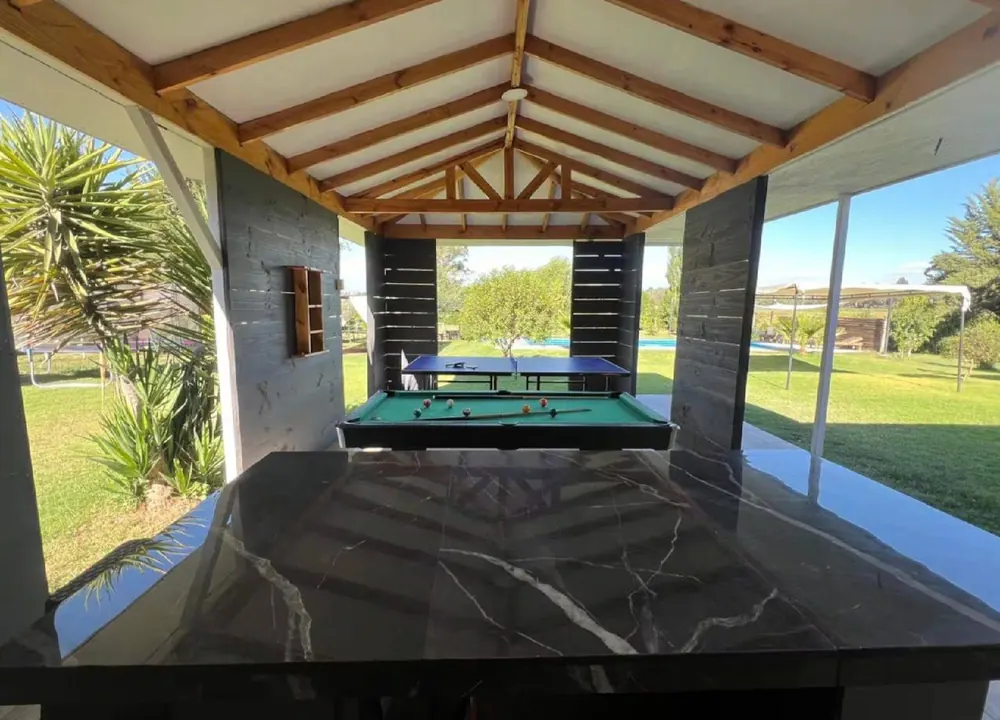 Quincho con mesa de pool y ping-pong